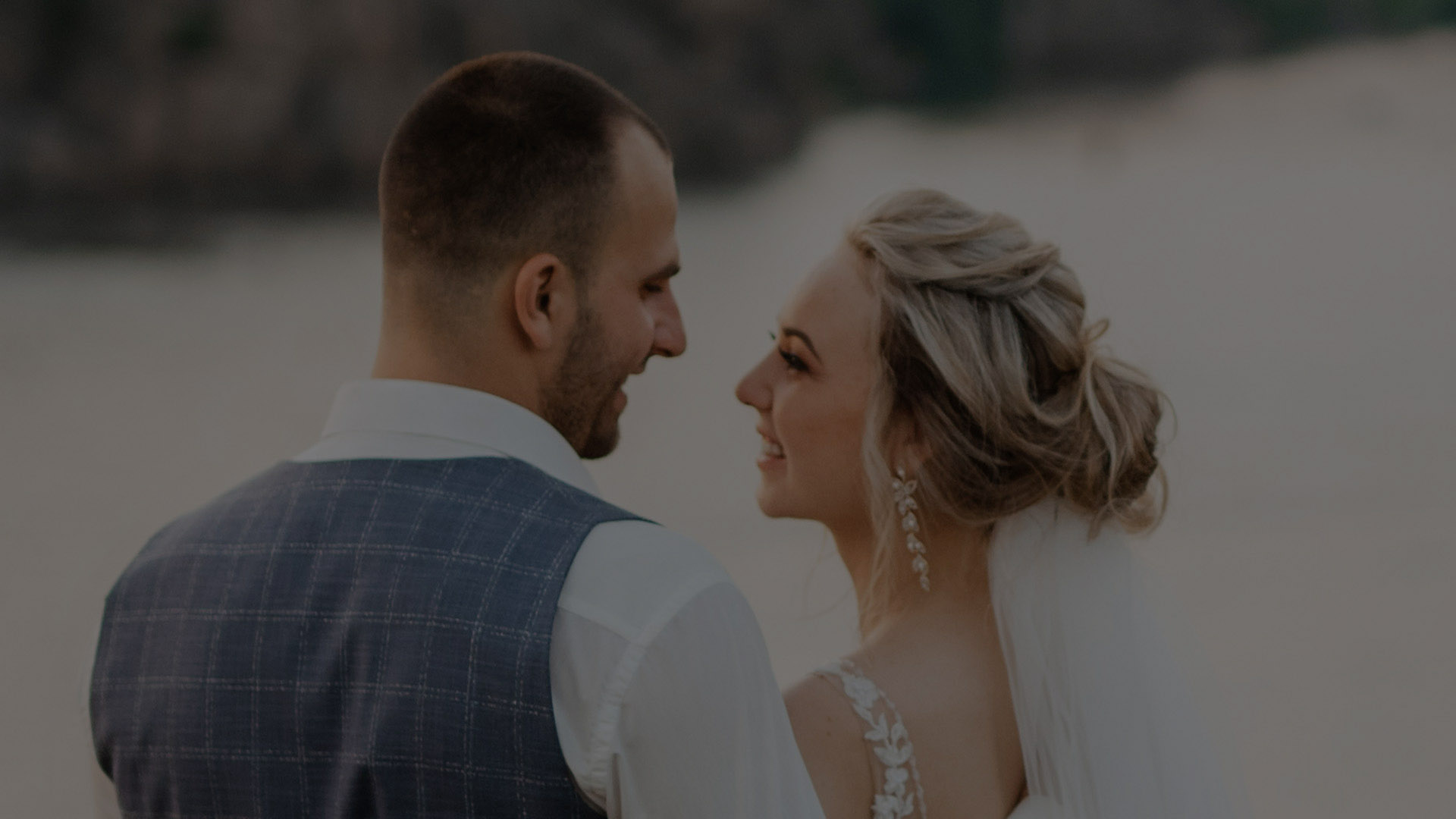 Momento espontáneo de la pareja · luz baja o golden hour